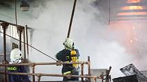 Škodu za zhruba 4,5 milionu korun způsobil včera po poledni požár zemědělské budovy v obci Borová na Náchodsku.