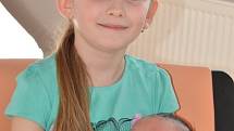 ANTONÍN KALFUS se narodil 10. března 2014 v 19:47 hodin s váhou 3655 g a délkou 51 cm. S rodiči Monikou a Petrem a se sestřičkou Aničkou (5,5 roku) bydlí v Jaroměři. 