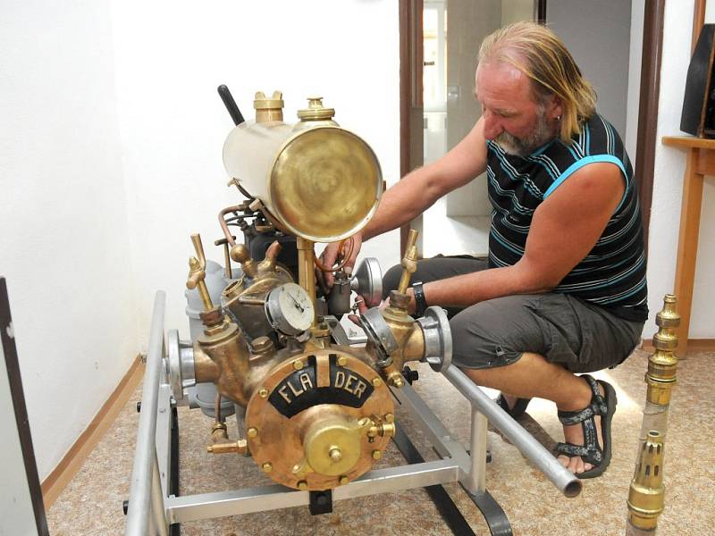 CHLOUBOU božanovských hasičů je historická stříkačka z roku 1936, která si prošla renovací a je stále funkční. Na snímku ji opečovává bývalý velitel jednotky hasičů Milan Pros . 