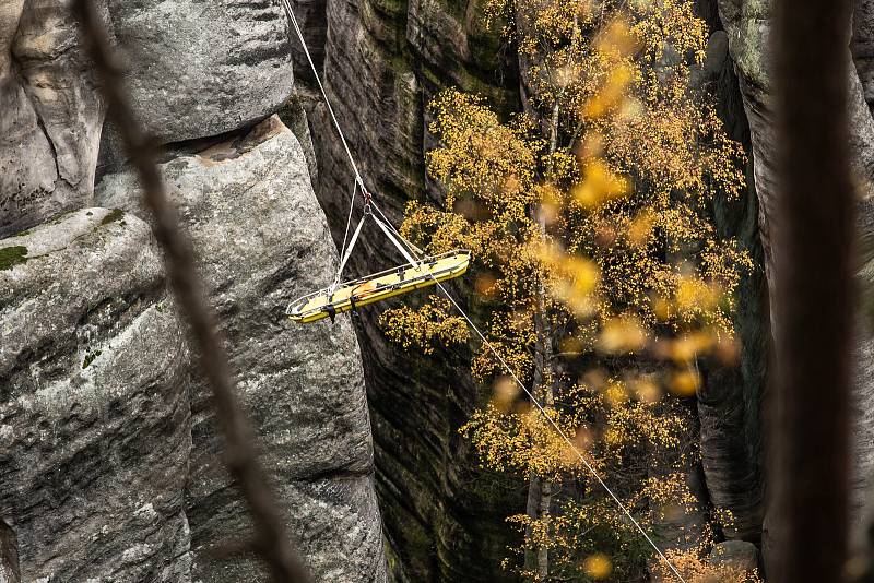 Součinnostní cvičení Skalní záchranné služby, HZS a ZZS v adršpašských skalách. Simulovaná záchrana zraněného horolezce ze skalní věže Milenci.