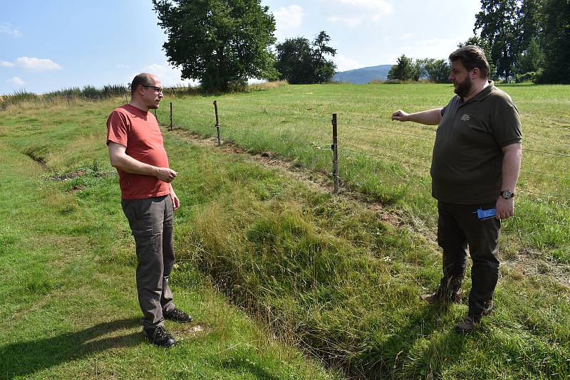 Kamil Zahradník z Lesnicko dřevařského vzdělávacího institutu elektrickou zkoušečkou ověřil, že ohrada pro ovce je pod ochranou elektrického ohradníku.