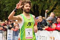 TŘETÍ VÍTĚZSTVÍ. Kamil Krunka vbíhá do cíle jednašedesátého ročníku silničního běhu Hronov-Náchod a na prstech ukazuje, kolikáté je to jeho vítězství.