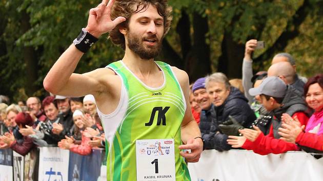 TŘETÍ VÍTĚZSTVÍ. Kamil Krunka vbíhá do cíle jednašedesátého ročníku silničního běhu Hronov-Náchod a na prstech ukazuje, kolikáté je to jeho vítězství.