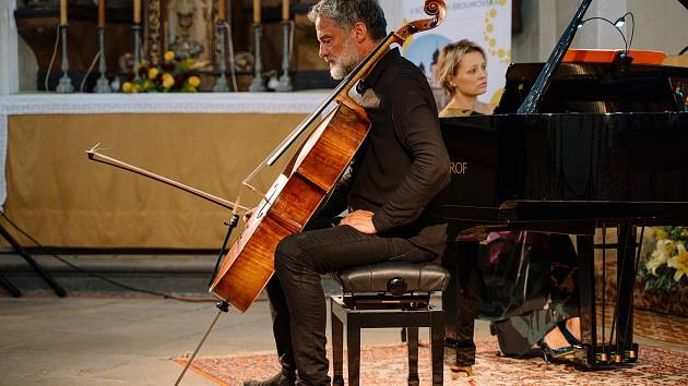 V bezděkovském kostelu sv. Prokopa se představil rezidenční umělec festivalu violoncellista Jiří Bárta a klavíristka Terezie Fialová. V jejich podání zazněla slavná díla Antonína Dvořáka.