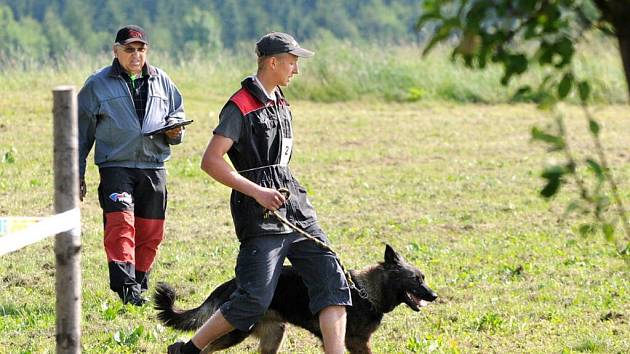 MEZINÁRODNÍ OBRANÁŘSKÝ ZÁVOD prověřil souhru psovodů a jejich psích mazlíčků.