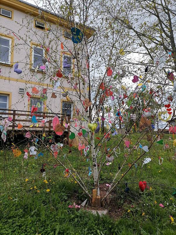 Hejtmánkovické Hejtmanky vyrábějí srdíčka na Srdíčkovník. Ten stojí před obecní hospodou a v jeho větvích se ve větru třepotají desítky srdíček různých barev a velikostí.