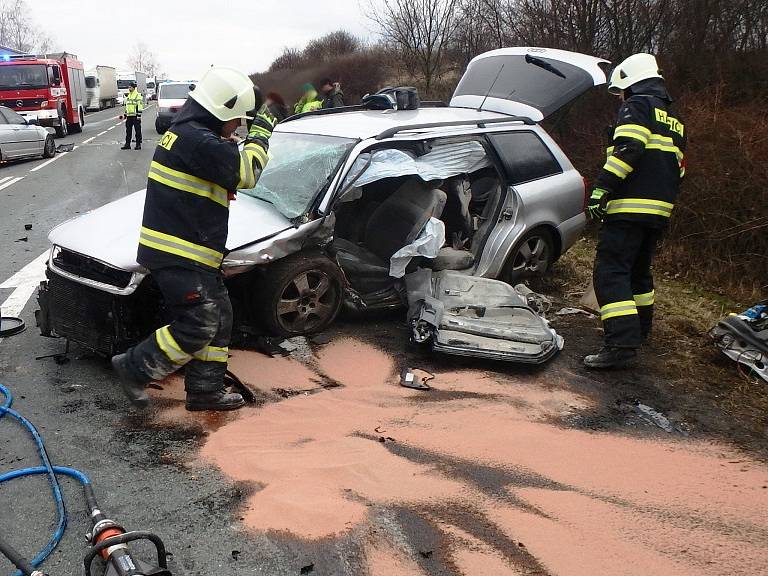 Nehoda na silnici I/33. Zaklíněnou osobu vyprošťovali hasiči