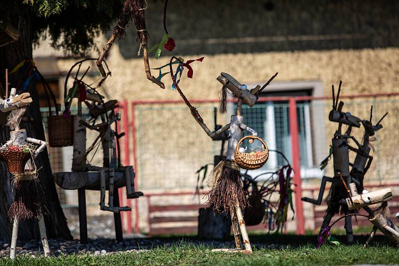 Velikonoční kozlíci zdobí zahrádku v Šonově - Provodově na Náchdosku.