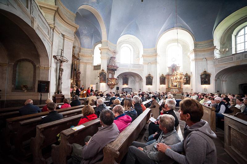 V božanovském kostele sv. Máří Magdalény odstartoval letní hudební festival klasické hudby Za poklady Broumovska. Foto: Jakub Šleis