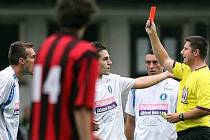 Udělení červené karty patří k neoblíbeným tradicím fotbalových zápasů. Někteří hráči trest od rozhodčího ne vždy unesou.