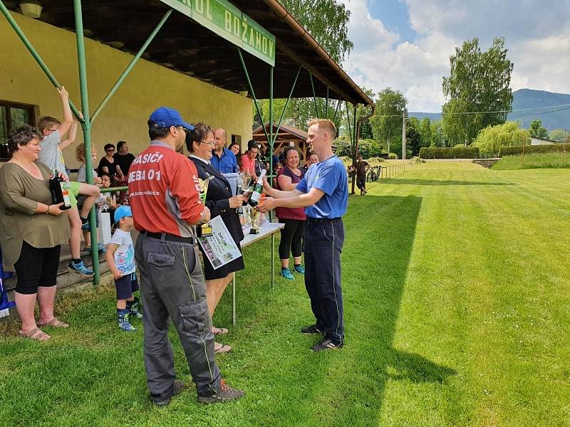 Na zeleném trávníků se odehrála tradiční hasičská soutěž v požárním sportu.