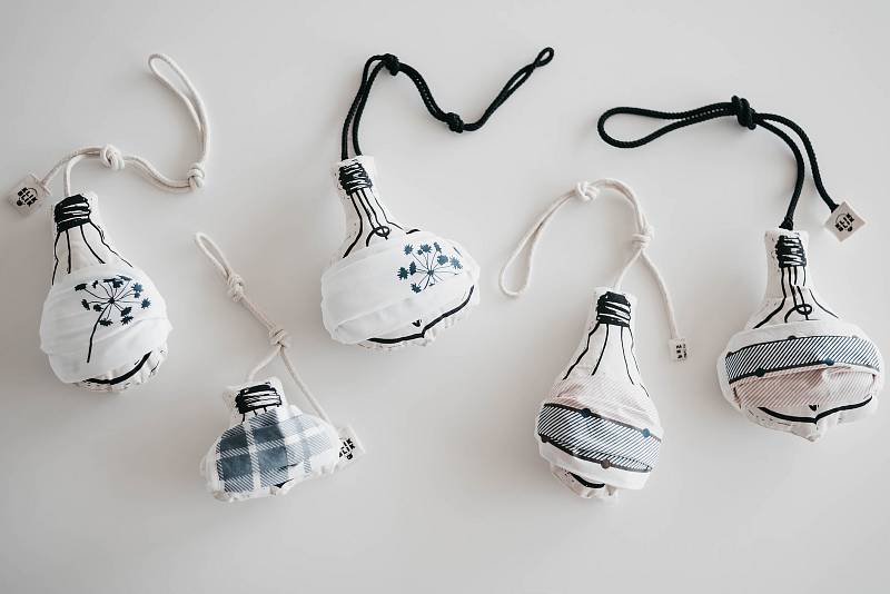 Hana Balcarová je velmi kreativní člověk. Momentálně pracuje na projektu nazvaném KlikBlik. Jde o dekorativní textilní osvětlení. Motivem je vlastní kresba žárovky, která je společníkem pro děti a slouží jako noční přisvícení.