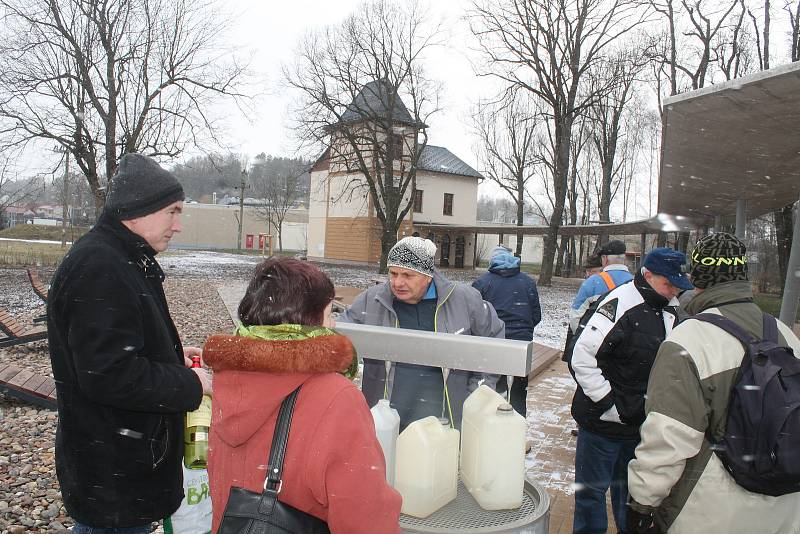 Zimní pítko zásobuje zájemce Běloveskými bublinkami ze tří výtočí. Někdo si novou minerálku pochvaluje a vyhovuje mu její menší perlivost, jiní byli naopak zvyklejší na ostřejší vodu.