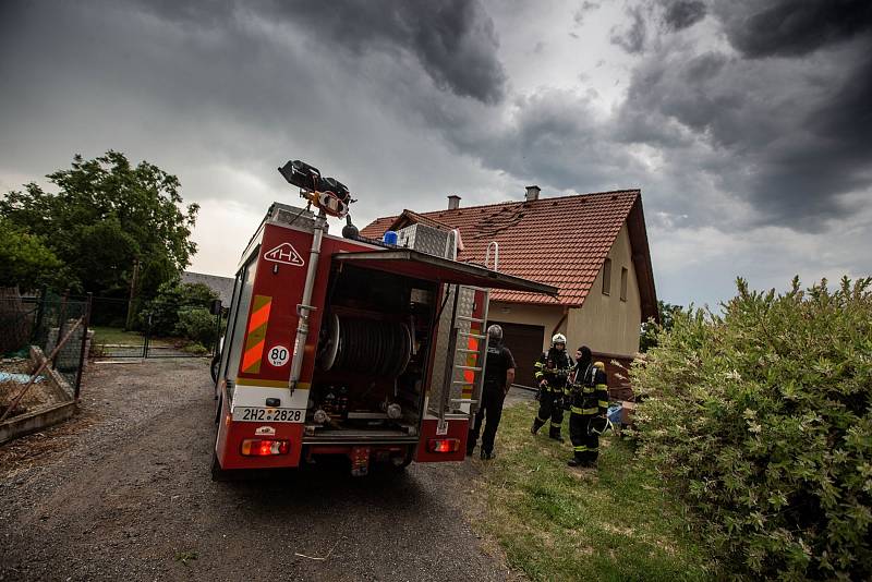 V Novém Městě nad Metují zasáhl blesk střechu rodinného domu.