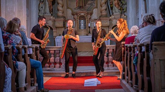 Lavice sv. Markéty v Šonově zaplnilo 198 návštěvníků, kteří si přišli poslechnout čtveřici mladých rakouských saxofonistů Aureum Saxophone Quartett.