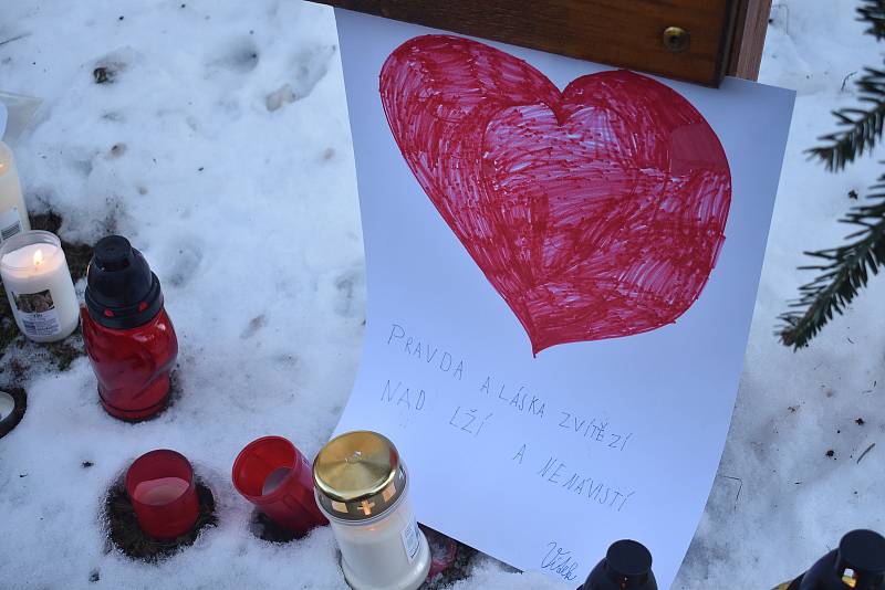 V sobotu 18. prosince uplynulo 10 let od úmrtní Václava Havla. K jeho chalupě na Hrádečku celou sobotu přicházeli lidé, aby zapálením svíčky a vzpomínkou uctili jeho památku.