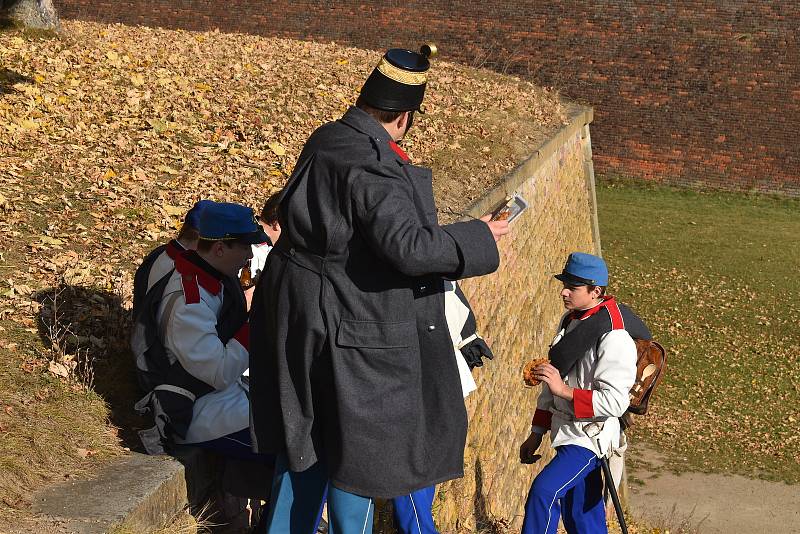 Sejmutím pevnostního praporu byla sice s trochou smutku, ale přesto slavnostně ukončena letošní turistická sezóna v josefovské pevnosti. Foto: Deník/Jiří Řezník