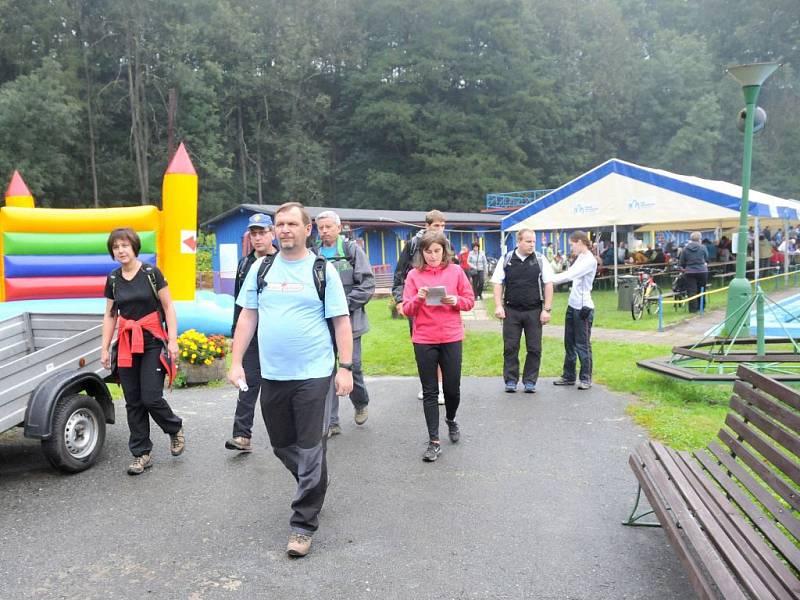 TURISTICKÝ POCHOD byl jubilejní a s rekordní účastí. Všechny trasy vedly okolo nové rozhledny na Čápu.