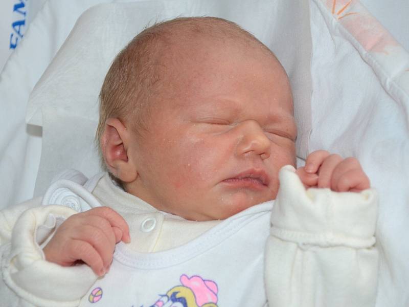 ADRIANA ŘEZÁČOVÁ se narodila 18. prosince 2013 ve 14:50 hod. s váhou 3100 g a délkou 48 cm. S rodiči Lucií Kučerovou a Lukášem Řezáčem a s bráškou Davídkem (4,5 roku) bydlí ve Vítězné. 