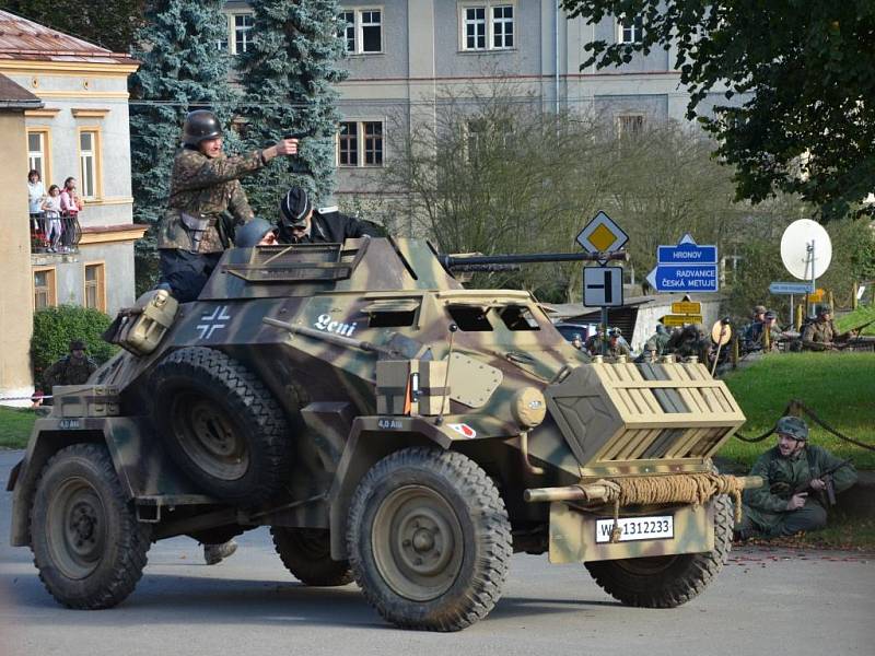 STÁRKOVSKÉ NÁMĚSTÍ se opět po roce proměnilo v bojiště, na kterém se odehrávala „Operace Market Garden“. 