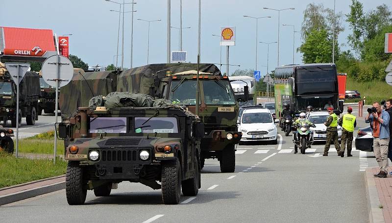 Přes hraniční přechod v Náchodě – Bělovsi přejel v sobotu odpoledne první konvoj amerických jednotek.