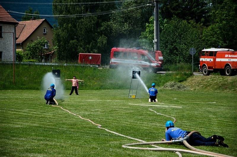 Na zeleném trávníků se odehrála tradiční hasičská soutěž v požárním sportu.