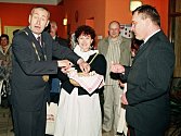 MARTINA PAVLASOVÁ přivítala starostu Tomáše Hubku (vlevo) a jeho kolegu Jerzyho Terleckeho chlebem a solí.