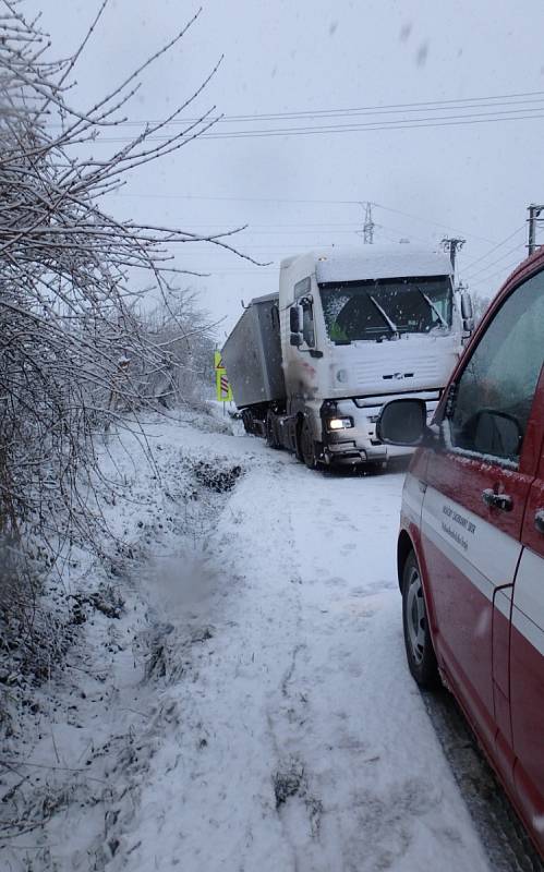 Hasiči z Jaroměře pomáhali při dopravní nehodě kamionu, který hrozil pádem do příkopu.