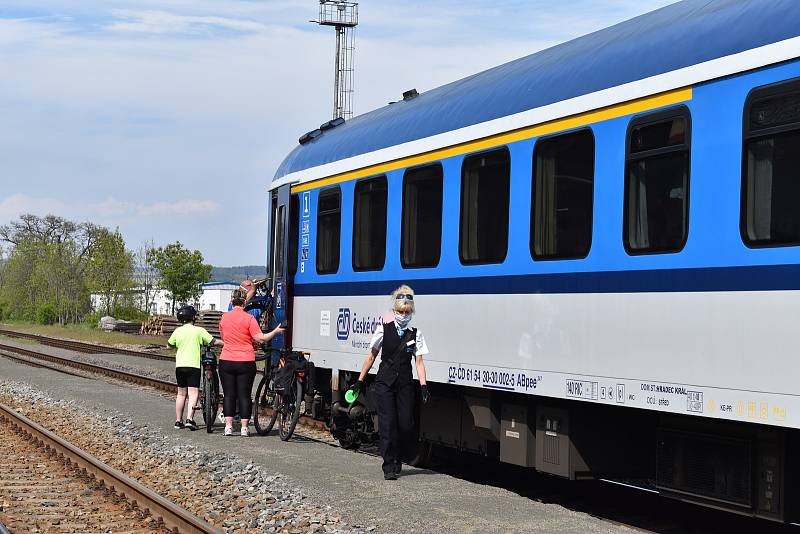 Cestující začali jezdit za turistikou ve velkém a především přišel nápor cyklistů využívajících veřejnou dopravu. A protože mimo pracovní dny je veřejná doprava do atraktivních míst v kraji stále ještě zredukována na polovinu, byly vlaky plné cestujících.