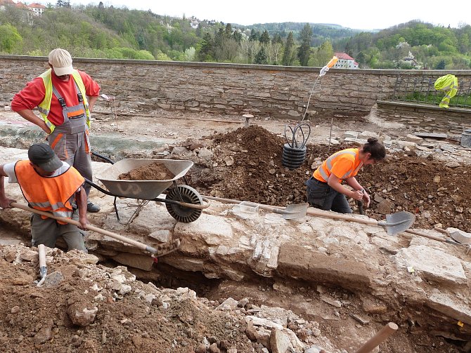 U Zázvorky v Novém Městě nad Metují se pilně pracuje na opravě silnice. Stavbu zpozdí zajímavý archeologický nález.