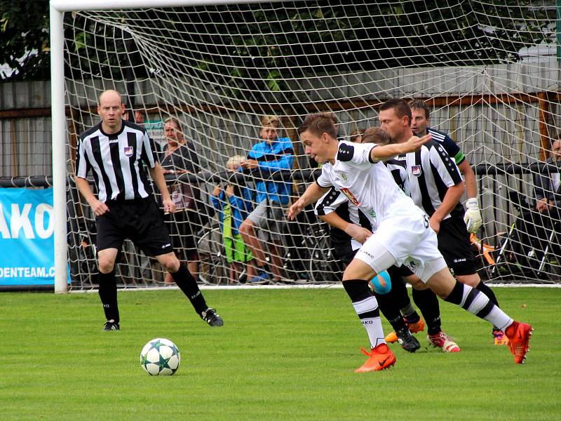 V PRVNÍM kole MOL Cupu vyhrál druholigový Hradec Králové (v bílém) na půdě Červeného Kostelce vysoko 7:1.