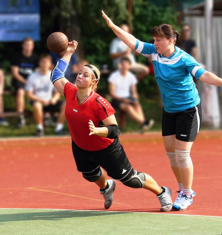 SOUBOJ národních házenkářek Krčína (v modrém) s Dobruškou skončilo výhrou Dobrušky v poměru 29:16.