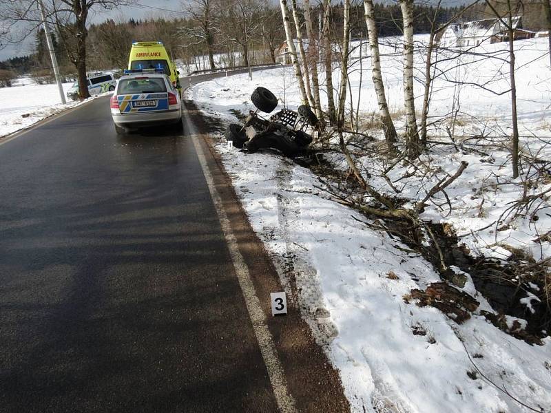 Mladík na čtyřkolce dostal smyk, havaroval a těžce se zranil