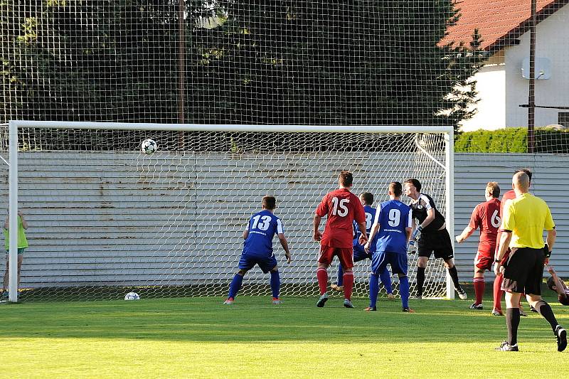 POHÁR hejtmana Královéhradeckého kraje získali fotbalisté Náchoda, kteří porazili Libčany až po pokutových kopech. V normální hrací době skončil zápas 2:2.