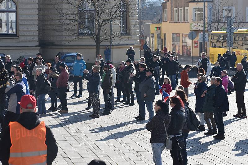 Na hronovském náměstí lidé protestovali proti vládním opatřením okolo koronavirové situace.  Hlavní slovo měl občanský aktivista David Tesař, který vybízel ke změně strachu a nepřátelství na prosperitu a radost. Výzvu k nasazení roušek takřka nikdo neresp