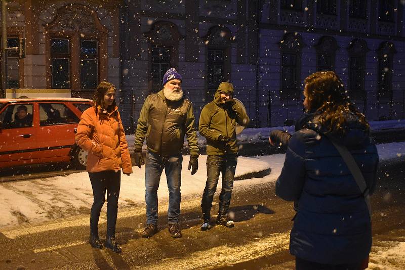 Místo zrušeného setkání plánovaného ke slavnostnímu rozsvícení vánočního stromu se na broumovském náměstí sešly desítky lidí volajících po návratu k normálnímu životu.