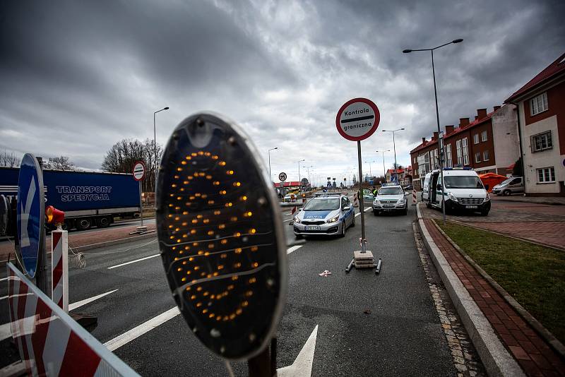 Na hraničním přechodu do Polska v Náchodě probíhají zdravotní kotroly. Každý cestující v autobuse či minibusu musí podstoupit měření teploty a vyplnit dotazník. Policie, celníci i hasiči tak kontrolují hranici.