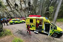 Profesionální hasiči se záchranáři zasahovali v Adršpachu, kde se zřítili dva horolezci.