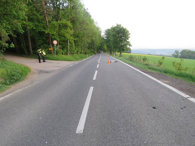 Motorkář se střetl s cyklistou, policie hledá svědky z předjížděných vozů