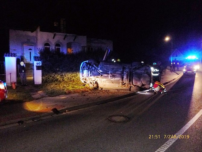 Noční jízda skončila převráceným autem na chodníku