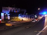 Noční jízda skončila převráceným autem na chodníku