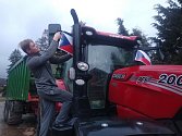 Radim Vajsar přidělává na traktor vlaječku. K plánované cestě na protest zemědělců nakonec nedošlo. Ve čtvrtek se ale už chtějí připojit.