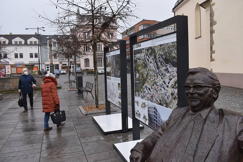 Od středečního dopoledne jsou všechny návrhy které se dostaly do finále vystaveny na velkoformátových panelech na náchodském náměstí.