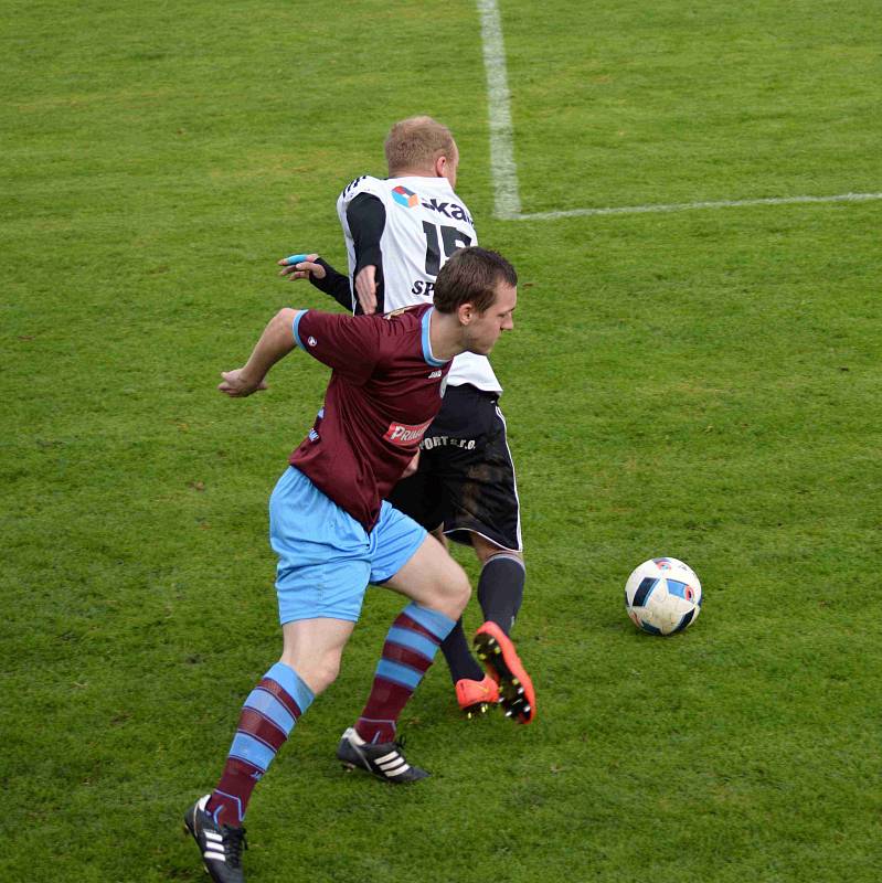 ZÁPAS v Ústí nad Orlicí se divizním fotbalistům Náchoda vůbec nepovedl. Svou slabší chvilku si v utkání vybral i Michael Moravec (v tmavém).