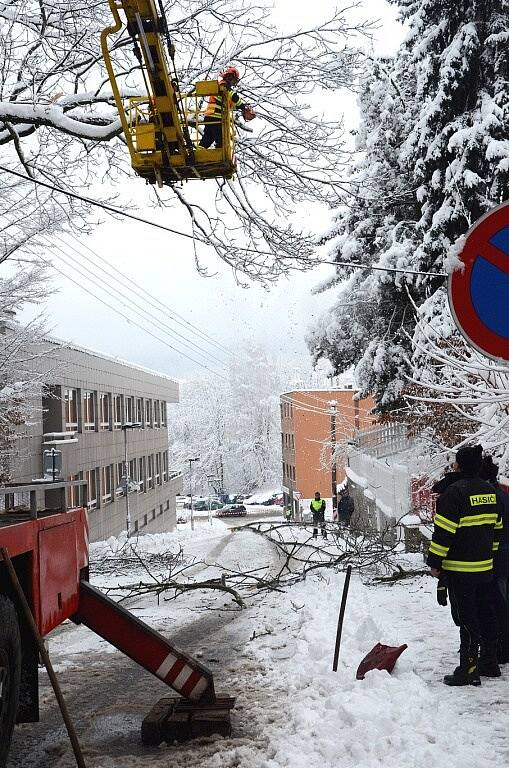 PLNÉ RUCE PRÁCE měli včera hasiči třeba ve Smolově ulici v Náchodě. 