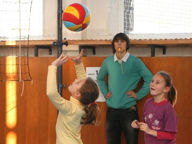 DO TĚLOCVIČNY Základní školy Malecí dorazilo celkem třiadvacet družstev z Královéhradecka a jedno z Vysočiny.