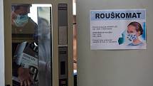 Automat na roušky zprovoznily v Náchodě u městského úřadu. Takzvaný rouškomat  je v permanenci.