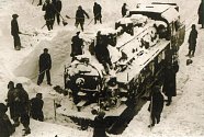 Uvězněné lokomotivy ve sněhové závěji v Novém Městě nad Metují na začátku ledna 1941.