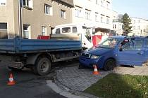Nehoda osobního a nákladního vozidla na křižovatce ulic Husova a Havlíčkova v Hronově.