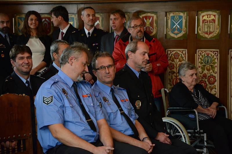 V obřadní síni radnice ocenili policisty, hasiče i záchranáře  